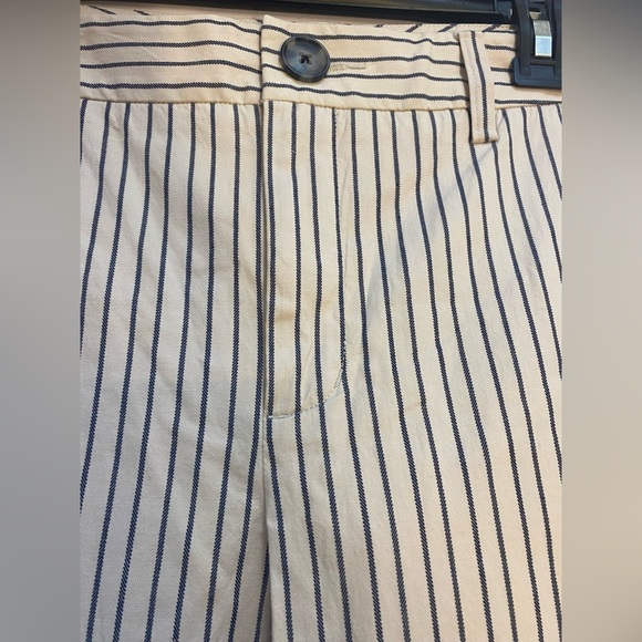 Cabi Tick Tock Woman’s Crop Pants, Cream and Blue Pinstripe Size 6 - Picture 4 of 11